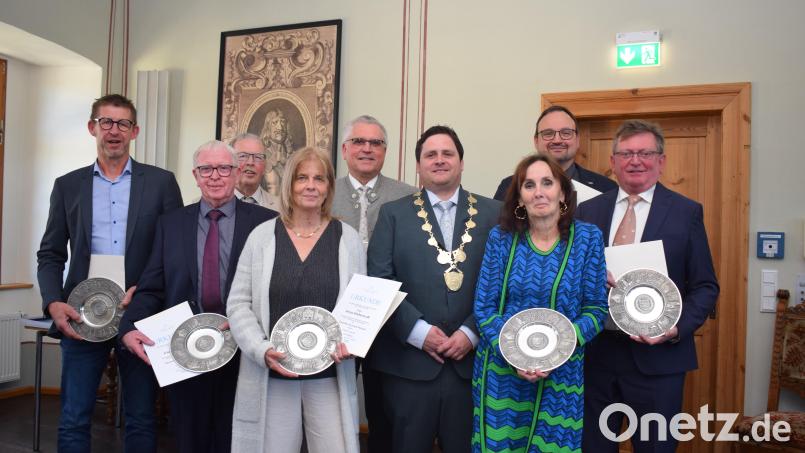 In einem festlichen Rahmen verabschiedete Bürgermeister Richard Tischler zwei Stadträtinnen und fünf Stadträte aus ihrem Ehrenamt. Das sind von links: Thomas Armer, Günther Strehl, Norbert Wagner, Petra Stubvenvoll, noch Bürgermeister Richard Tischler, der neu gewählte Bürgermeister Florian Reger, Dr. Johanna Mertins, Wolfgang Lotter, Ernst Wurmstein. Bild: bnr
