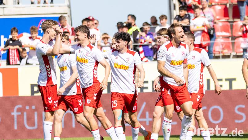 Die Spieler des SSV Jahn durften gegen die TSG Hoffenheim II zwei Mal jubeln und siegten mit 2:1. Bild: Sascha Janne