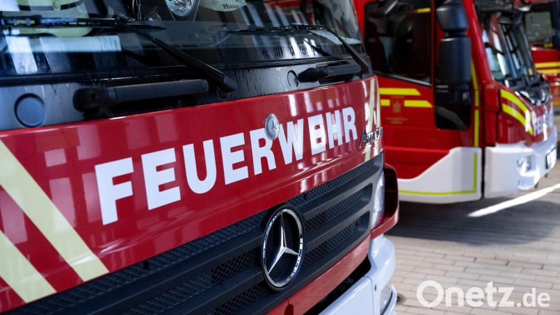 Die Feuerwehr musste den Dachstuhl mit einem Bagger abtragen, um den Brand zu kontrollieren. (Symbolbild) Bild: Sven Hoppe/dpa