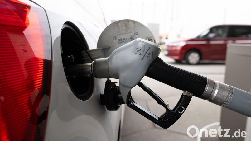 Um knapp 17 Cent sank die Steuer auf Benzin und Diesel - komplett ist dies bisher nicht an den Zapfsäulen angekommen. (Archivbild) Bild: Sebastian Kahnert/dpa