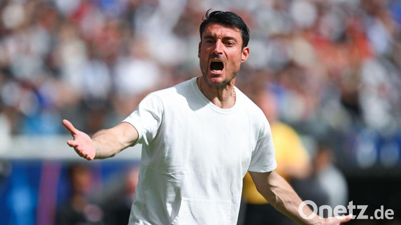 Frankfurts Coach Albert Riera steht nach der Niederlage gegen den Hamburger SV unter Druck. Bild: Florian Wiegand/dpa