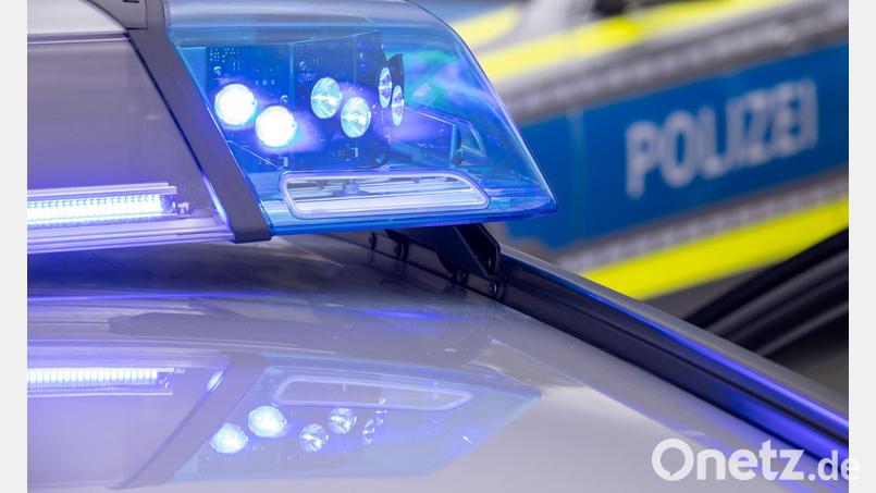 Die Polizei klärt noch, weshalb sich der Lastwagen überschlagen hat. (Symbolfoto) Bild: Daniel Karmann/dpa