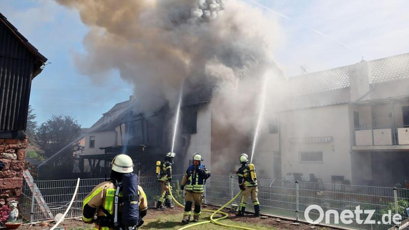 In Unterfranken ist ein Asylbewerberheim ausgebrannt, die Bewohner konnten sich retten. Bild: Ralf Hettler/dpa