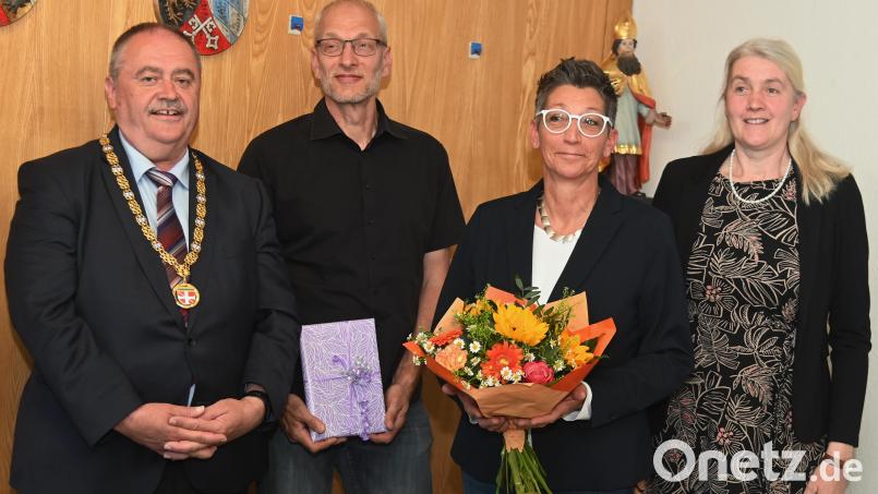 Peter Dotzler (l.) verabschiedete als letzte Amtshandlung die ausgeschiedenen Gemeinderäte Christine Sabisch (2.v.r.) und Hans-Jürgen Zintl (2.v.l.) und überreichte anschließend seine Amtskette an die neue Bürgermeisterin Susanne Lindner (r.). Bild: Gerhard Franz