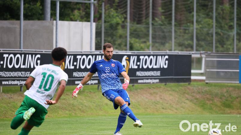 SC-Torwart Daniel Hartnegg (rechts/Szene aus einem früheren Spiel) hielt in Vornbach früh einen Elfmeter, danach legten seine Teamkollegen richtig los. Bild: Dieter Jäschke