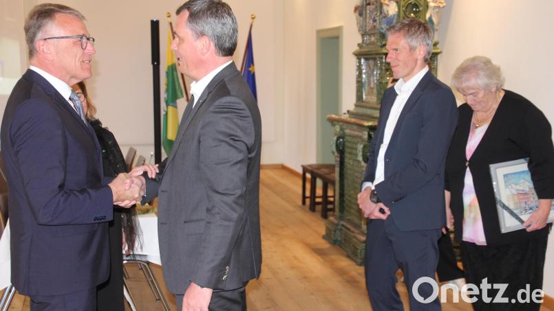 Die Besucher verabschiedeten sich persönlich von Bürgermeister Franz Stahl. Bild: Konrad Rosner