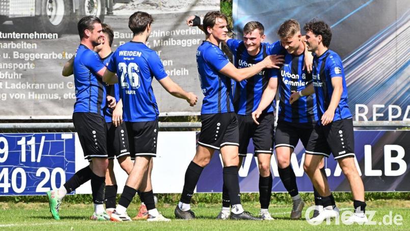 Die SpVgg SV Weiden durfte auch in Kornburg jubeln. Christoph Fenninger (Zweiter von rechts) traf kurz vor Schluss zum 1:1. Bild: Sportfoto Zink