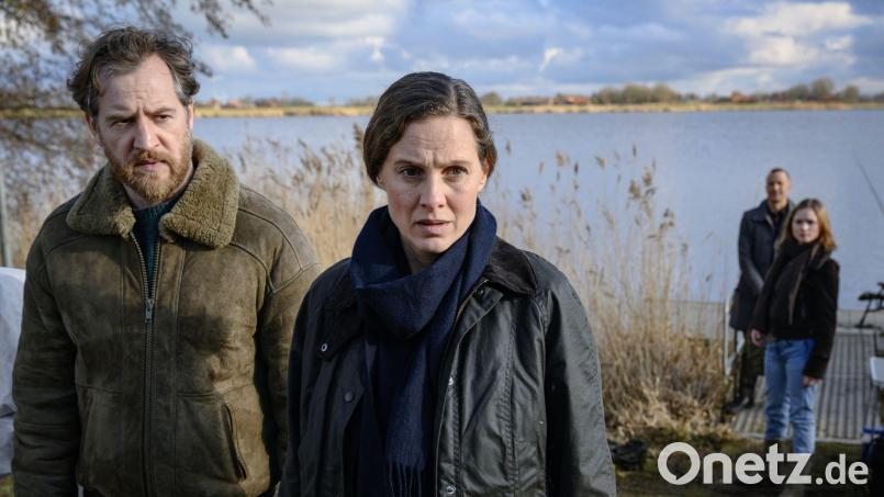 Frank Weller (Tom Radisch) und Ann Kathrin Klaasen (Picco von Groote) ermitteln am Tatort. Bild: Michael Ihle/ZDF/dpa