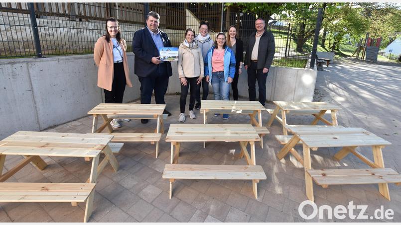 Sie freuen sich für die Kinder: (v. l.) Veronika Schmalzl, Dieter Dehling, Lisa Rupp, Ramona Seubert, Veronika Schlegl, Sabrina Stibbe und Roland Pachner. Die weiteren sechs Sitzmöglichkeiten kommen beim Container der Kita zum Einsatz. Bild: Norbert Weis