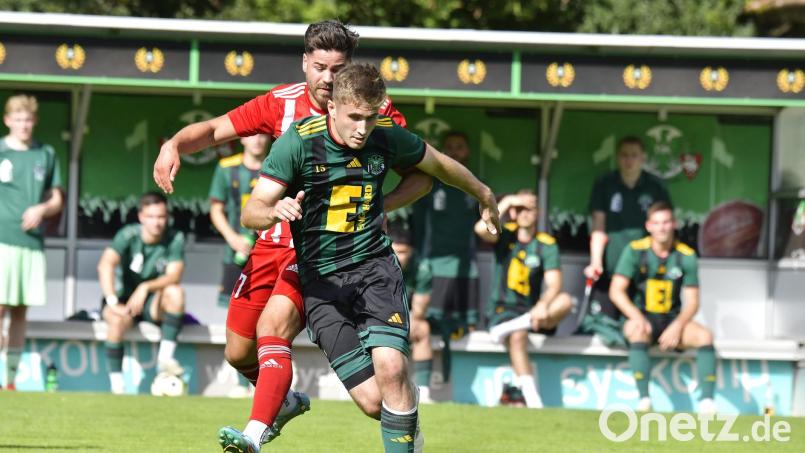 Henrik Brüggen (vorne/Szene aus einem früheren Spiel) sah bei Ammerthal gegen die SpVgg Mögeldorf die Rote Karte. Archivbild: Hubert Ziegler