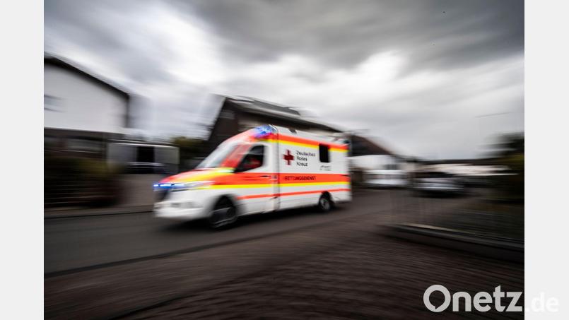 Auch im Rettungswagen können die Sanitäter dem Mann nicht mehr helfen. (Symbolbild) Bild: Boris Roessler/dpa
