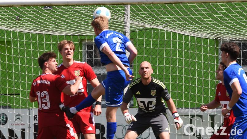 Hahnbachs Spielertrainer Bastian Freisinger (links) beobachte, wie Weidens Johannes Rodler aufs Tor köpft. Am Ende spielten beide Teams 1:1. Diese Unentschieden hilft den Hahnbachern mehr im Kampf um Platz zwei in der Bezirksliga Nord. Bild: Gerhard Büttner