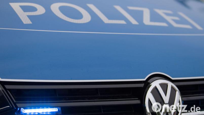 In der Amberger Altstadt wurde ein Auto angefahren. Symbolbild: Lino Mirgeler/dpa