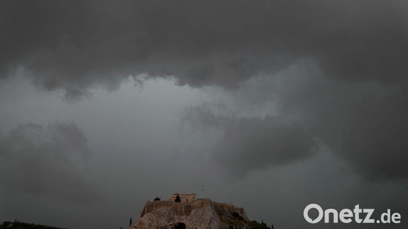 Die niedrigen Temperaturen überraschten zahlreiche Touristen, die eigentlich mit frühsommerlichem Wetter gerechnet hatten. (Archivfoto) Bild: Thanassis Stavrakis/AP/dpa