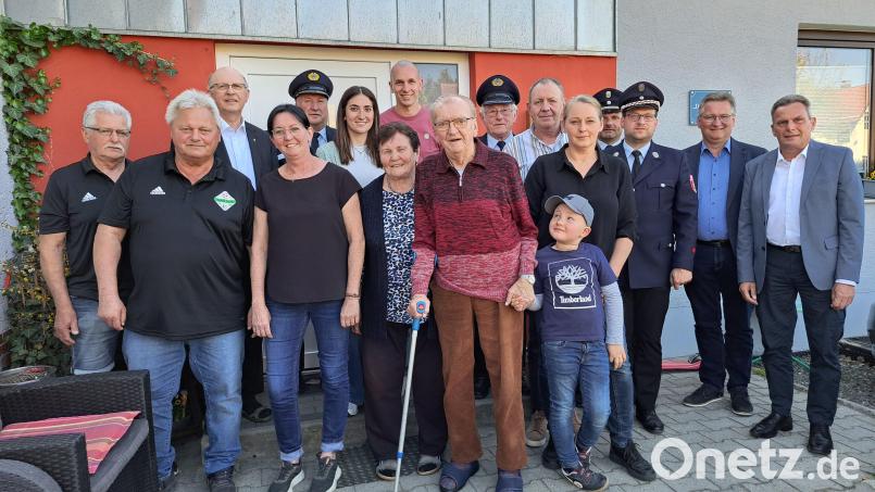 Neben der Familie kamen zahlreiche Gratulanten zu Reinhold Schindler (Mitte, mit Gattin Lisbeth), unter ihnen auch der neue Bürgermeister Adolf Hammer (Zweiter von rechts). Bild: wel