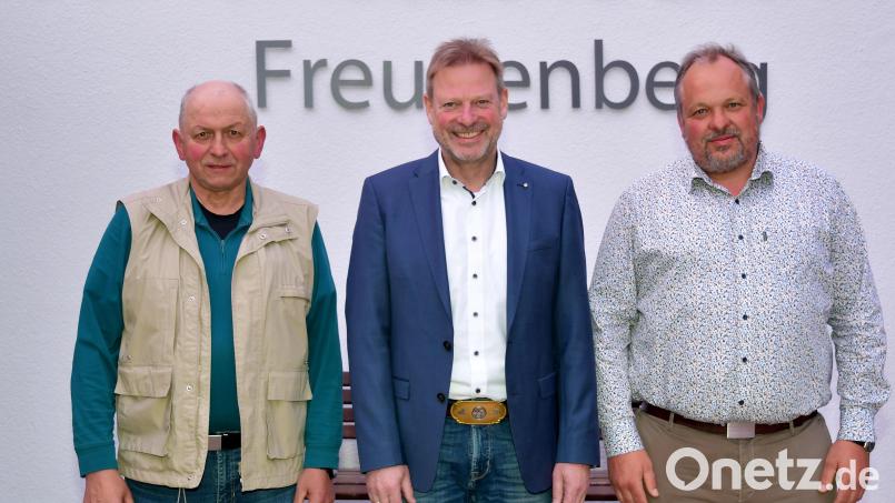 Dritter Bürgermeister Christian Drexler (rechts) verabschiedet bei der letzten Gemeinderatsitzung Bürgermeister Alwin Märkl (Mitte) und den Zweiten Bürgermeister Franz Weiß (links). Bild: sche