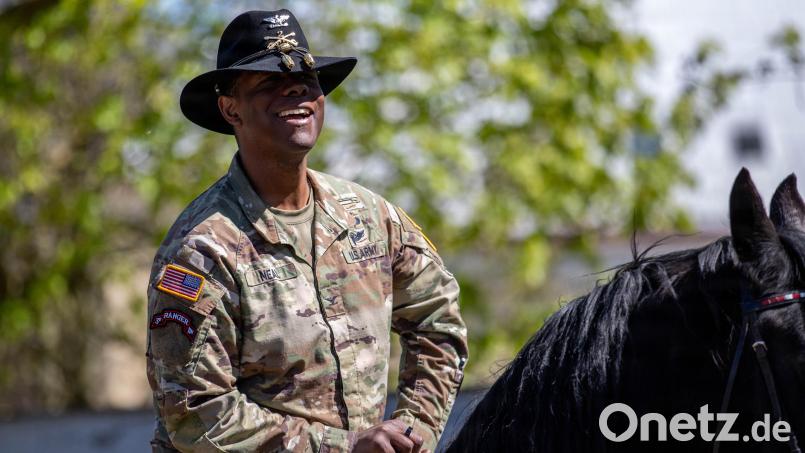 US-Oberst Donald Neal Jr. macht auf seinem Pferd bei der Parade in Bělá nad Radbuzou eine gute Figur. Auch den Kommandeur der "2nd Cavalry Division" würde der Abzug aus Vilseck treffen. Bild: Sgt. Devin Klecan