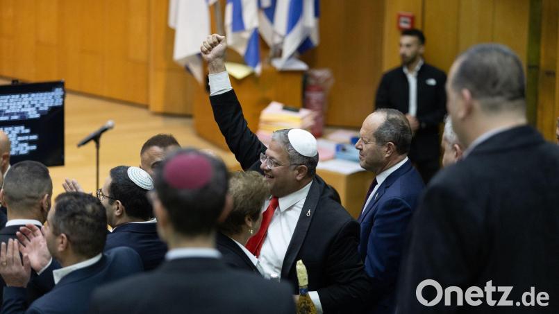 Israels rechtsextremer Polizeiminister Itamar Ben-Gvir feiert im Parlament die Verabschiedung des umstrittenen Gesetzes zur Einführung der Todesstrafe für Terroristen. (Archivbild) Bild: Itay Cohen/AP/dpa