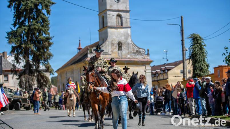Hoch zu Ross erinnern die US-Soldaten an die "Operatin Cowboy" vor 81Jahren. Ob sie im kommenden Jahr an der Parade durch Bělá nad Radbuzou teilnehmen können, steht in den Sternen. Bild: Sgt. Devin Klecan