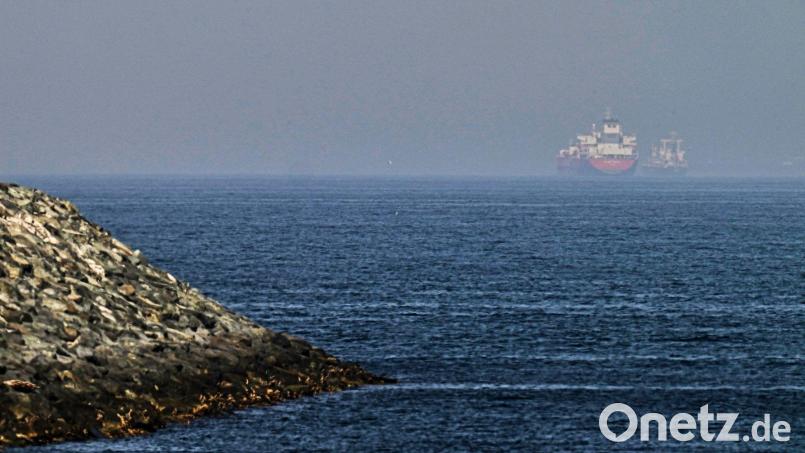 Wann normalisiert sich der Öltransport durch die Meeresenge? Bild: Fatima Shbair/AP/dpa