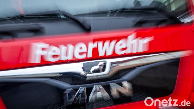 Feuerwehrleute verschließen schnell das Leck. (Symbolbild) Bild: Jens Büttner/dpa