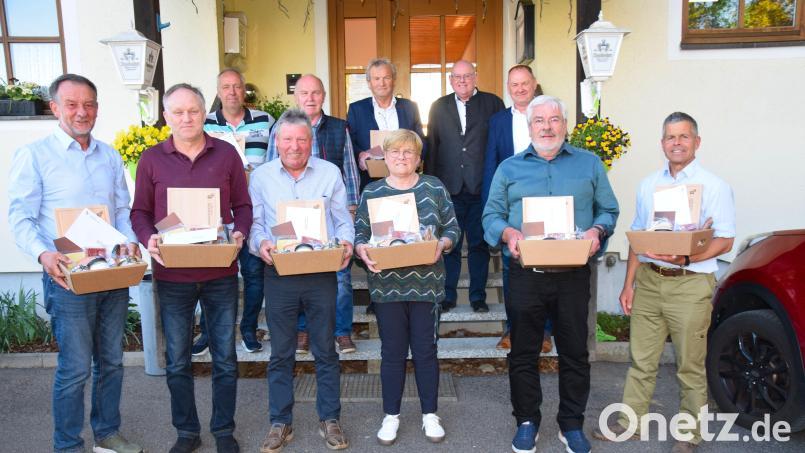 Sie scheiden aus dem Gemeinderat in Ebermannsdorf aus: Peter Weishaupt, Harald Röbl, Andreas Schmid, Richard Scharf, Susanne Honig, Günter Denk, Hermann Sturm und Hubertus von Eyb. Bürgermeister Erich Meidinger, 2. Bürgermeister Johann Vornlocher und 3. Bürgermeister Herbert Jäger danken ihnen. Nicht auf dem Bild ist Daniel Plata. Bild: Paul Böhm