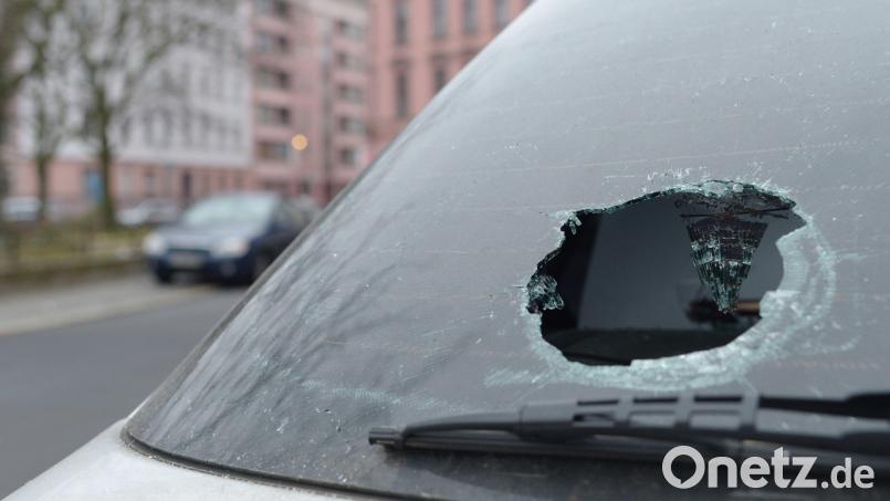 Ein Stein durchschlug in Arzberg die Scheibe eines fahrenden Autos. Die Polizei sucht nach Zeugen. Symbolbild: Rainer Jensen