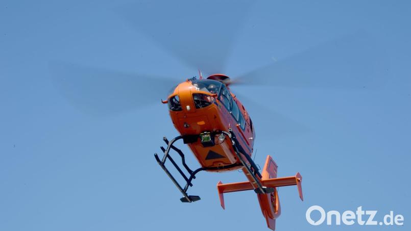 Ein Rettungshubschrauber bringt die Schwerverletzte ins Krankenhaus. (Symbolbild) Bild: Carsten Rehder/dpa