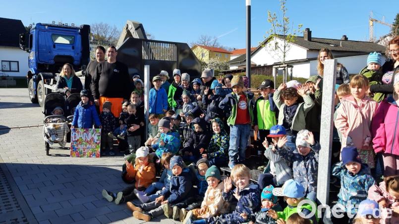 Mit großer Begeisterung nahmen die Kindergartenkinder die neuen Spielsachen von Tobias und Dominik Brandl entgegen und bedankten sich mit einem liebevoll gemalten Bild. Bild: Anita Niebauer