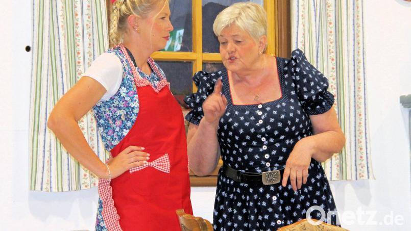 Mirl und Stasi, mitten im Beziehungsgeflecht. Bild: bjo