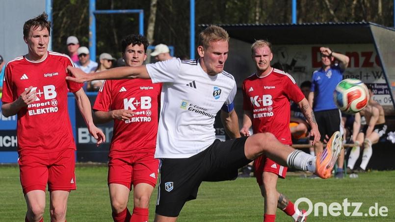 Das vorletzte Heimspiel in der Landesligaserie verlor der Aufsteiger SV Etzenricht gegen den Tabellendritten SpVgg Lam. Vor allem nach der Pause lieferte der SV eine solide Leistung, unser Foto zeigt den durchsetzungsstarken Noah Scheler am Ball. Bild: war