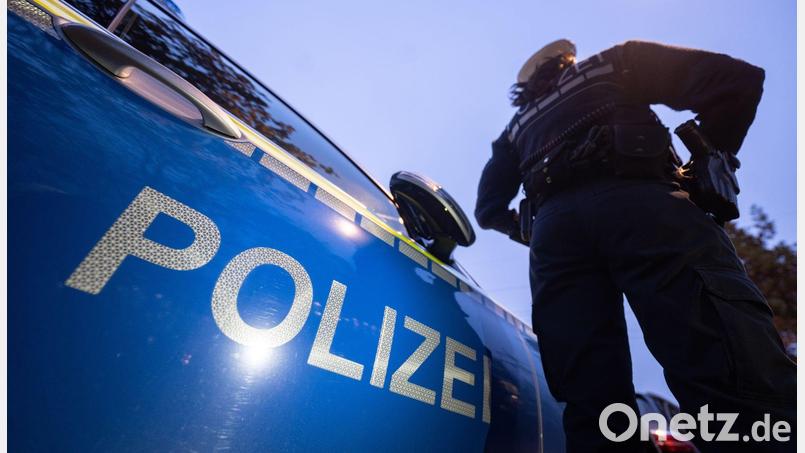 Polizisten fordern den Mann mehrere Male auf, von der Fassade wieder herunterzuklettern. (Symbolbild) Bild: Marijan Murat/dpa
