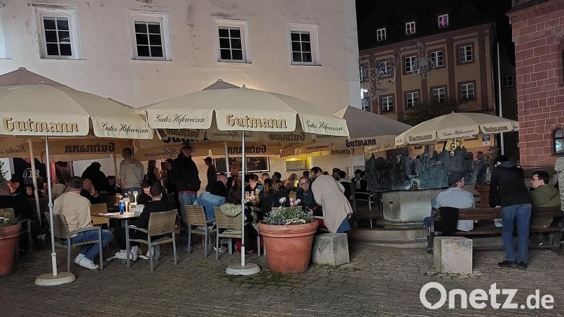 Der Außenbereich des Herzog war voll besetzt. Die laue Nacht lud dazu ein, die Innenräume zu entlasten. Bild: mfh