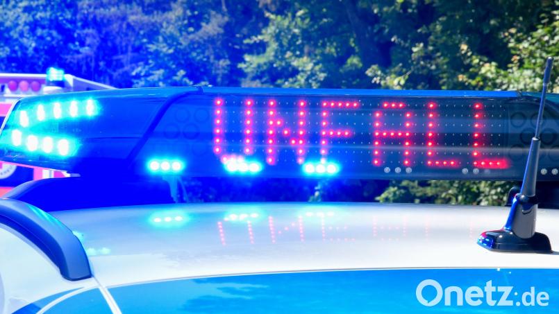 Eine 87-jährige Fußgängerin wird in Hof von einem Auto erfasst und schwer verletzt. Die Fahrerin war alkoholisiert. Symbolbild: Petra Hartl