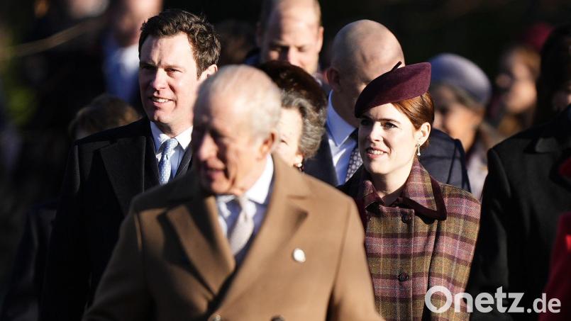 König Charles (Mitte) mit seiner Nichte Prinzessin Eugenie und deren Mann Jack Brooksbank. (Archivbild) Bild: Aaron Chown/Press Association/dpa