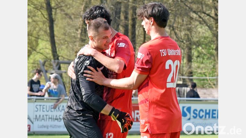 Der TSV Waldershof besiegte den BSC Saas-Bayreuth nach einem 0:2-Pausenrückstand mit 3:2. Hier freuen sich (von links) Torwart Raphael Kuchenreuther, Mickael Gehlert und Jakob Kraupner nach dem Schlusspfiff. Bild: Gebert