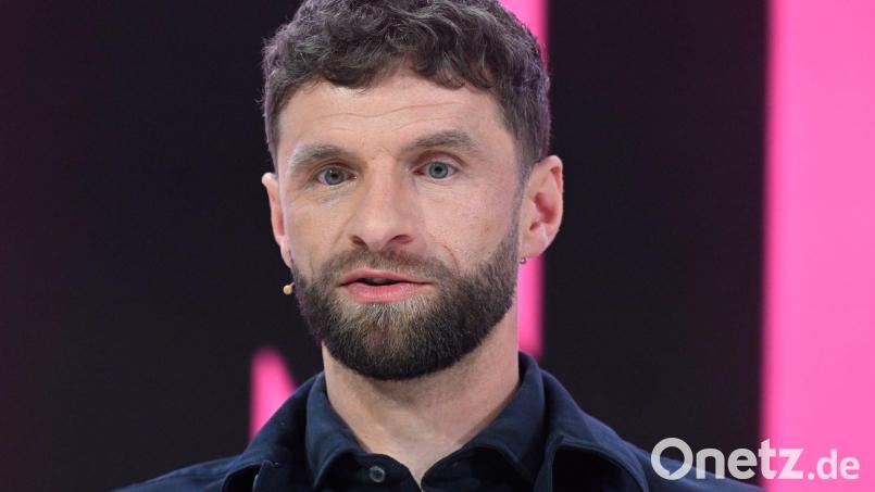 Thomas Müller hat eine Ahnung, was im Champions-League-Rückspiel der Bayern gegen Paris passieren wird. (Archivbild) Bild: Felix Hörhager/dpa