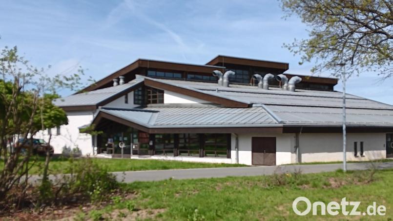 Das Hallenbad in Tirschenreuth ist bereits seit 40 Jahren in Betrieb und dringend sanierungsbedürftig. Der letzte größere Eingriff liegt Jahre zurück: 2015 musste die Deckenkonstruktion aus Sicherheitsgründen erneuert werden. Bild: as