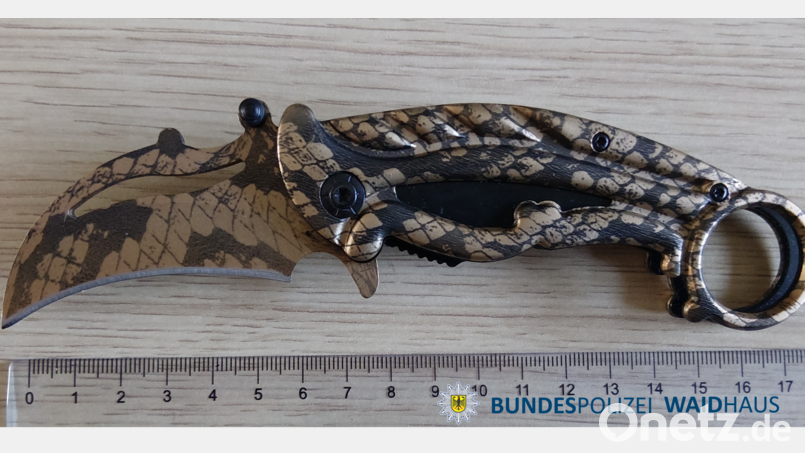 Die Bundespolizeiinspektion Waidhaus beschlagnahmt bei Kontrollen auf der A6 und in Waldsassen zahlreiche verbotene Gegenstände, darunter dieses Messer. Mehrere Verfahren wurden eingeleitet Symbolbild: Bundespolizei