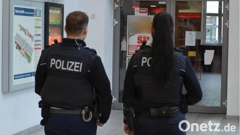 Bundespolizisten kontrollieren am Hauptbahnhof Regensburg einen 18-jährigen Mann und stellen Drogenkonsum fest. Symbolbild: Bundespolizei