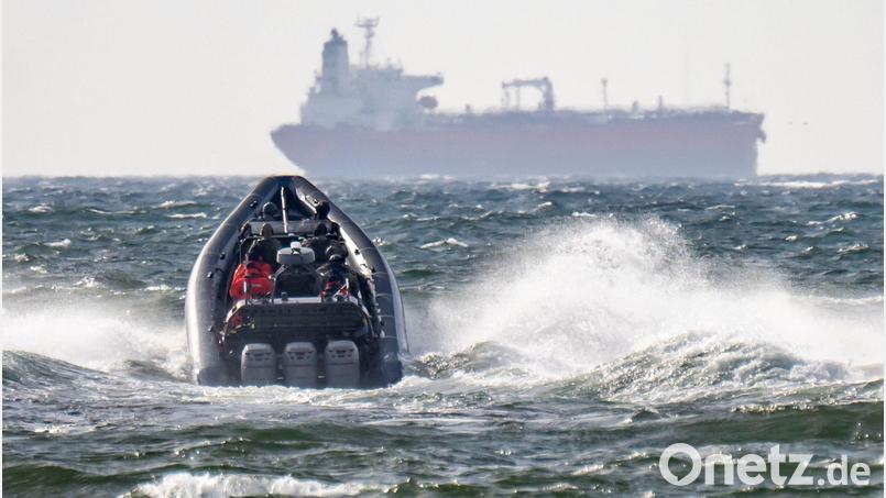 Schon mehrfach in diesem Jahr hat Schweden verdächtige Schiffe gestoppt. Das Bild zeigt einen früheren Vorfall. (Archivbild) Bild: Johan Nilsson/TT News Agency via AP/dpa