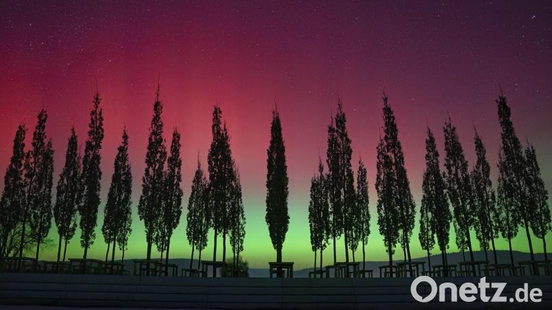Der Europa-Tempel, in der Nacht vom 19. Januar 2026, als Polarlichter den Himmel erhellten. Bild: Tanja Brunner