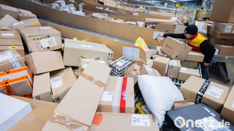Gefährliche oder rechtswidrige Produkte von Online-Märkten landen auch in den digitalen Einkaufskörben deutscher Verbraucher. (Symbolbild) Bild: Rolf Vennenbernd/dpa