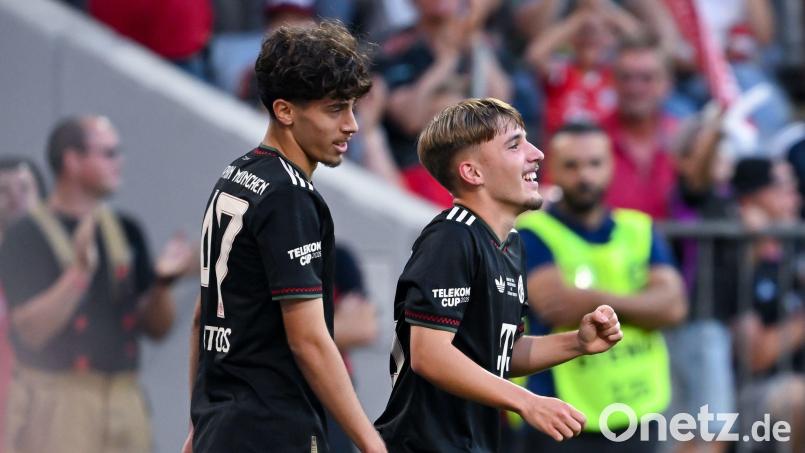 Teenager David Santos Daiber (links) kam in der Saison zweimal in der Bundesliga zum Einsatz. (Archivbild) Bild: Sven Hoppe/dpa
