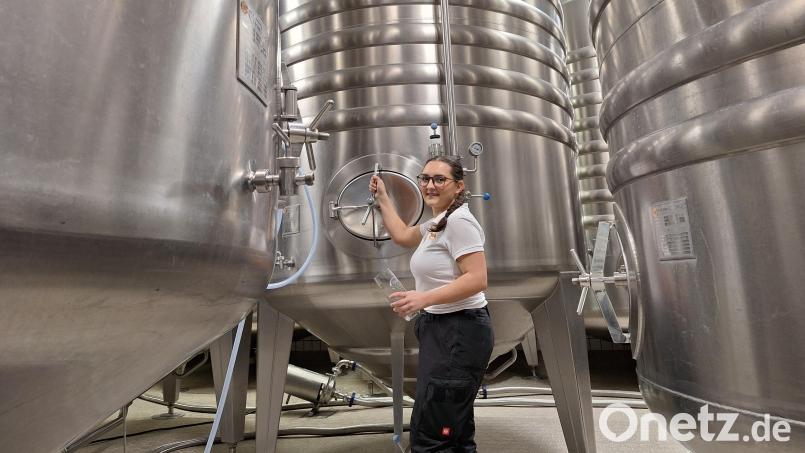 Franziska Hoffmann bei ihrer Arbeit in der Brauerei Jacob in Bodenwöhr. Bild: bl