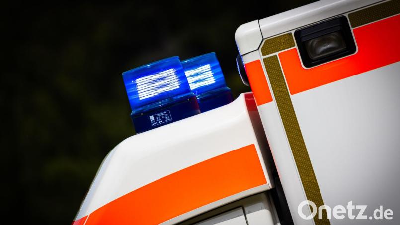 Ein 37-jähriger Radfahrer stürzt in Floß und wird schwer verletzt ins Krankenhaus gebracht. Symbolbild: Moritz Frankenberg/dpa