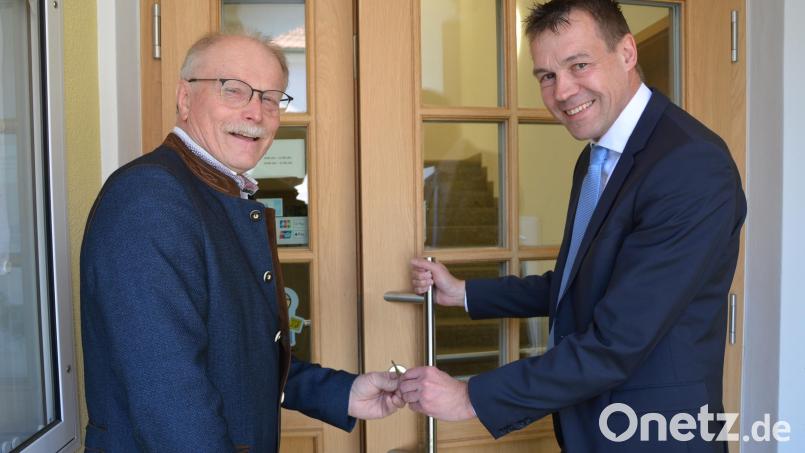 Die Schlüssel für das Konnersreuther Rathaus hat seit 1. Mai der neue Bürgermeister Andreas Malzer (rechts). Max Bindl gab nach 18 Jahren sein Amt ab. Bild: jr