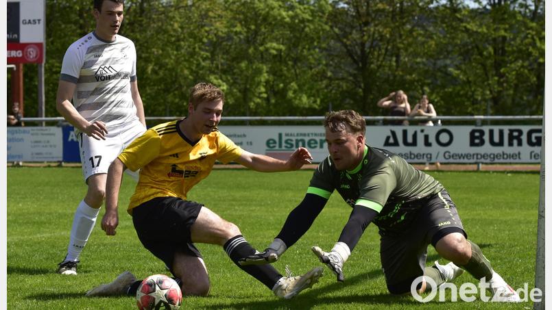 Szenen aus dem Spiel TSV Tännesberg II (weiß) gegen die Sportfreunde Weidenthal. Tännesbergs Torwart Fabian Winderl hatte einiges zu tun. Weidenthal vergab zu viele Chancen – und verlor in letzter Sekunde. Bild: Hans Mark