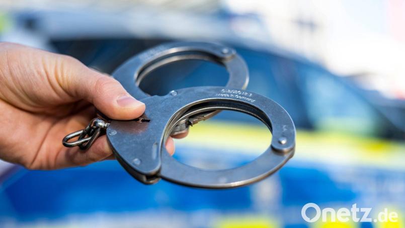 Der Verdächtige stellte sich bei der Polizei. (Symbolbild) Bild: David Inderlied/dpa