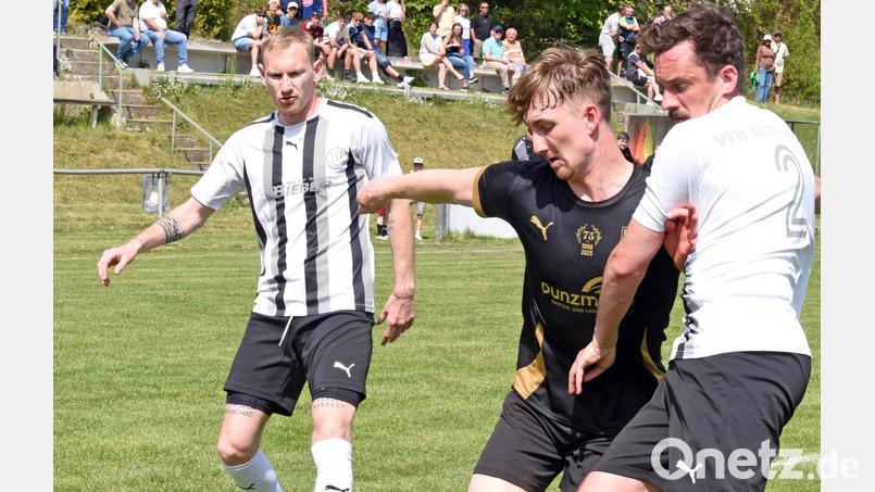 Der FC Tirschenreuth gewann beim VfB Arzberg mit 2:0. Nico Stark (Mitte), der es hier mit zwei Gegenspielern zu tun hat, erzielte beide Treffer. Bild: Gebert